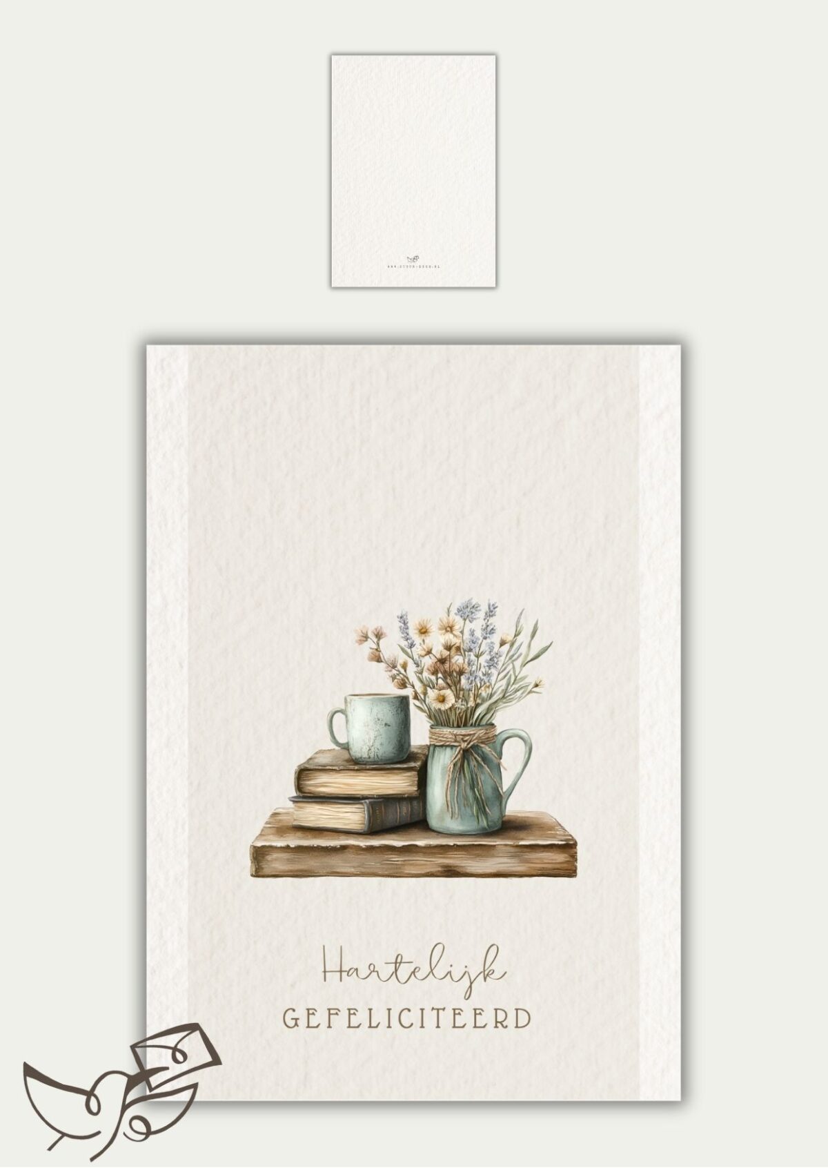 Gefeliciteerd plank met boeken, mok en vaas met bloemen